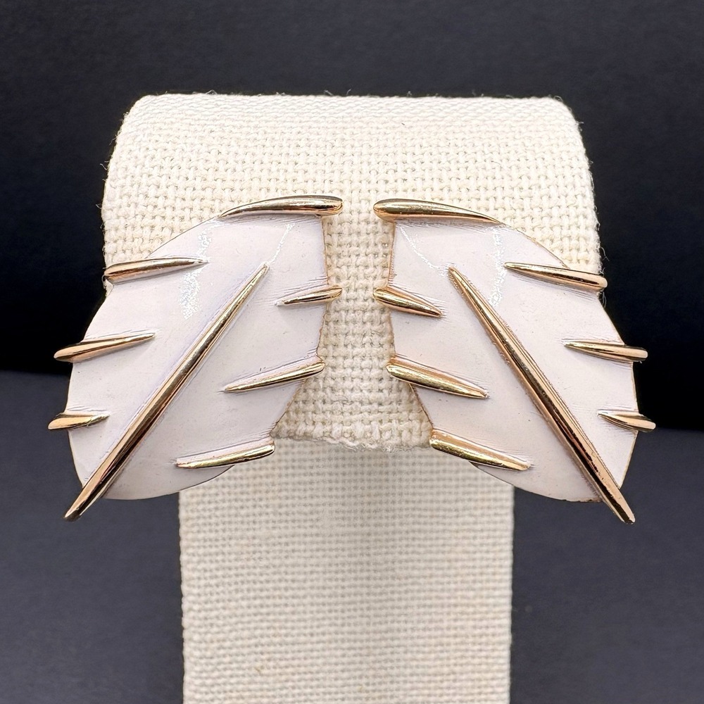 Vintage Crown Trifari White Enamel Gold Tone Leaf Clip‎ On Earrings Fall Nature